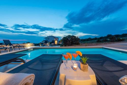 Sunset mood modern ap with a pool for 6 — 4-Star Luxury Hotel in Novalja, Croatia