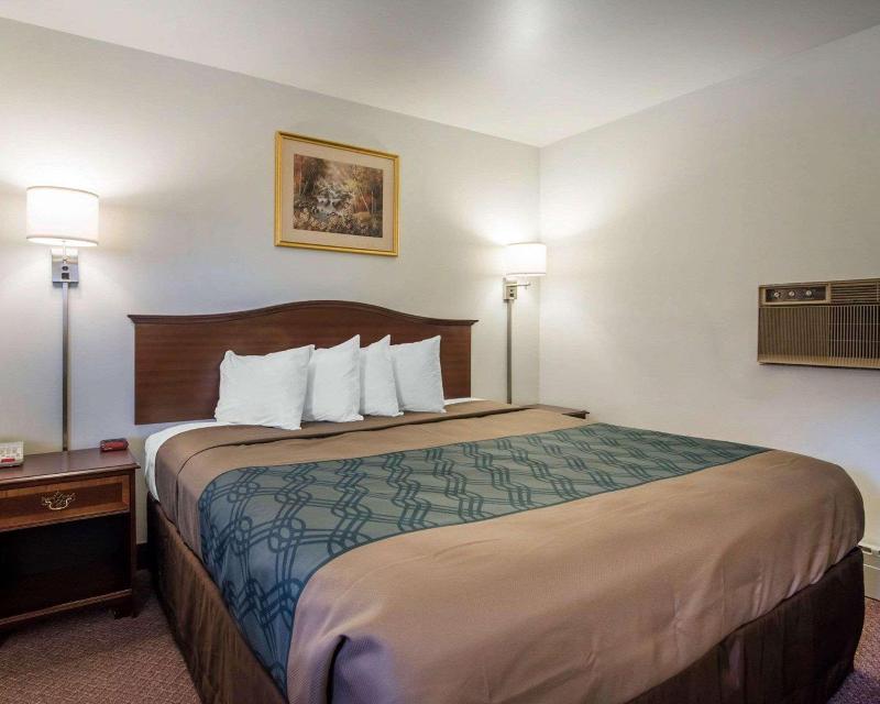 Econo Lodge Saint Albans - photo 38