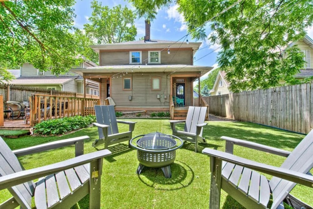 6 Bedroom Duplex Sleeps 14 Close to Lucas Downtown — 4-Star Luxury Hotel in Indianapolis, United States