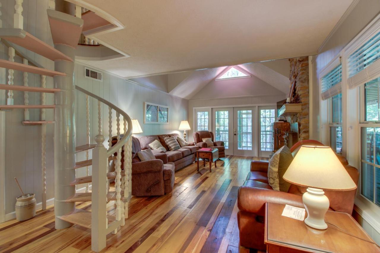 Four Cubs in the Creek — 4-Star Luxury Hotel in Clarkesville, United States
