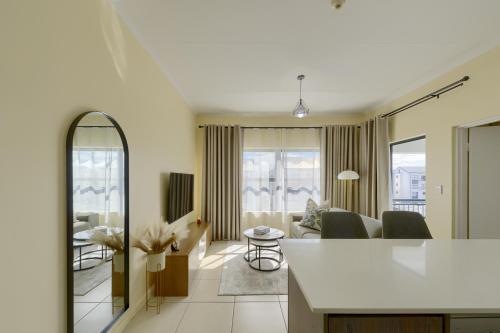 Chic & Cozy Apartment with Pool Gym & Balcony The Sandown