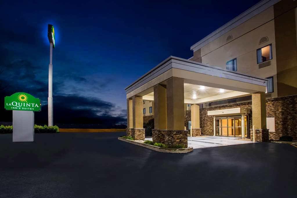 La Quinta Inn & Suites by Wyndham Pontoon Beach - photo 3