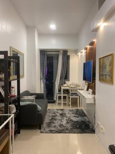 1BR CONDO Fame Residences Mandaluyong Be My Guest Staycation Near SM Megamall Greenfield District & Ortigas — 4-Star Luxury Hotel in Manila, Philippines