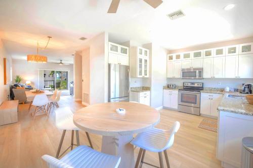 Ocean Views Pool Private Elevator Covered Patio & Fire Table 150 steps to Beach in Siesta Key, United States