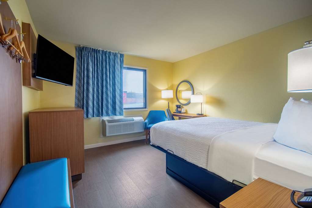 Days Inn & Suites by Wyndham Waterloo - photo 16