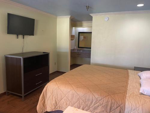 Mustang Inn - photo 3