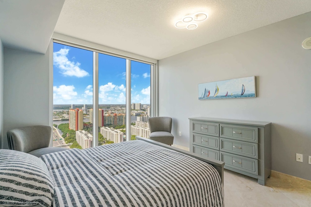 A Breathtaking Oceanview High Rise Luxury Condo — 4-Star Luxury Hotel in Sunny Isles Beach, United States