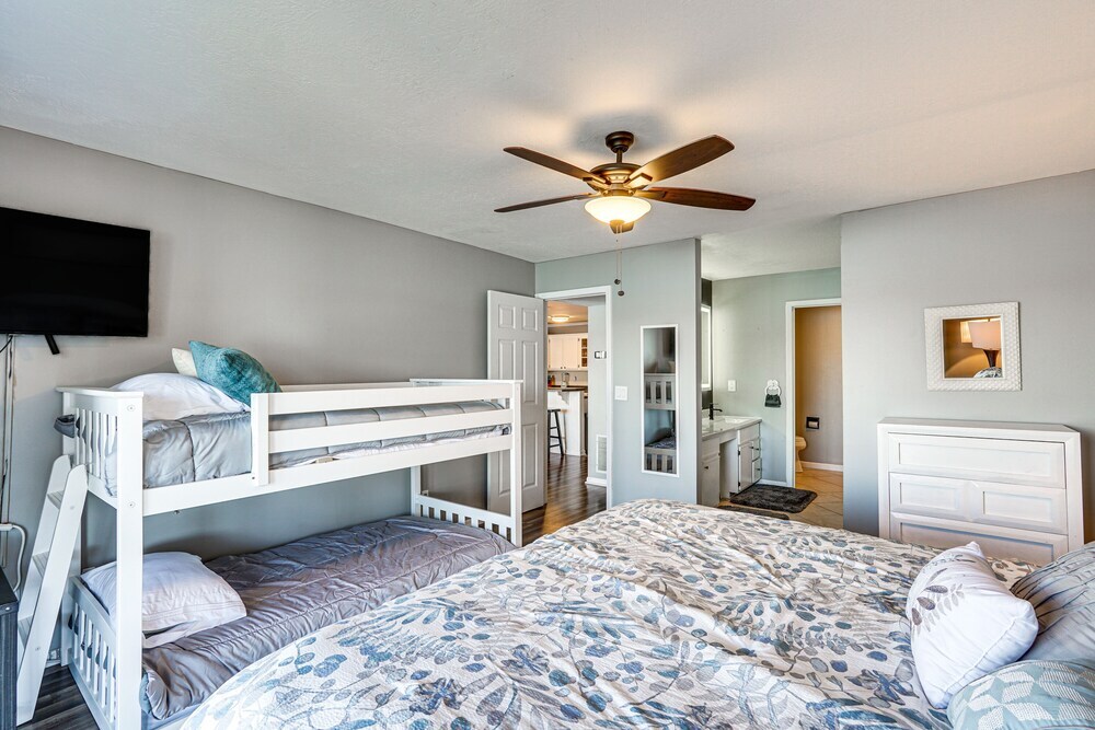 Lakefront Retreat w Community Pool in Osage Beach — 4-Star Luxury Hotel in Osage Beach, United States