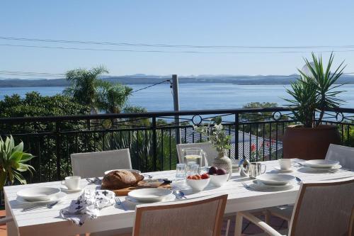 La Cima 31 Wallawa Road premium property with stunning views Wi Fi Air Conditioning Linen and Bed Making Supplied in Nelson Bay, Australia