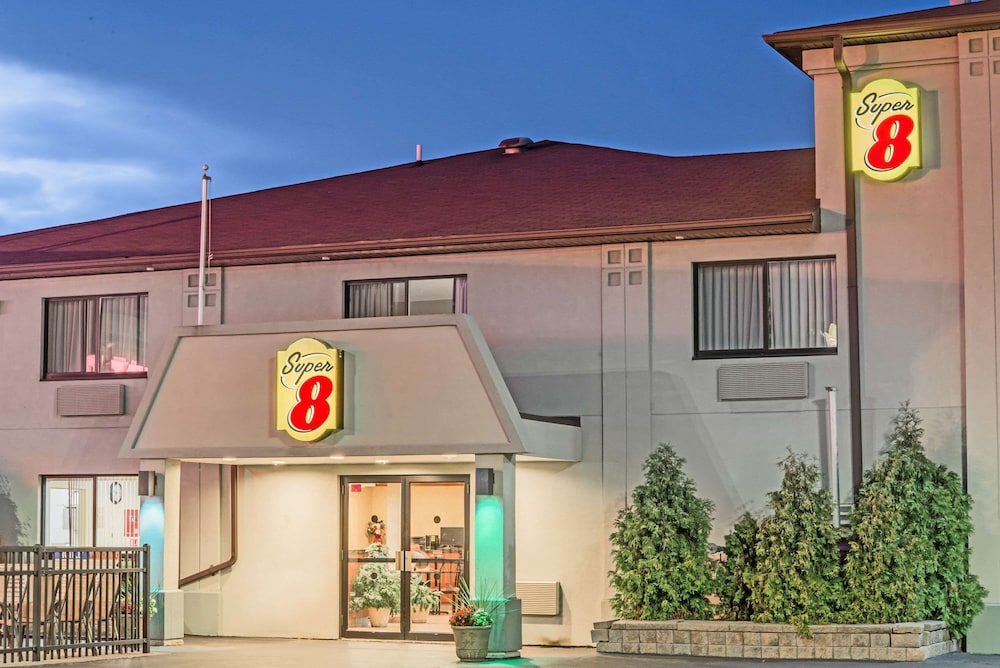 Super 8 by Wyndham Niagara Falls NY in Niagara Falls, United States