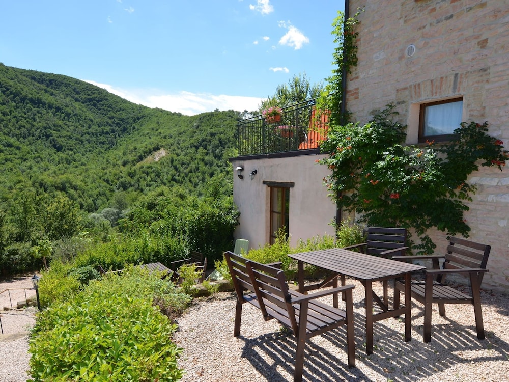 Cozy Couples Getaway W Wifi in Pergola, Italy