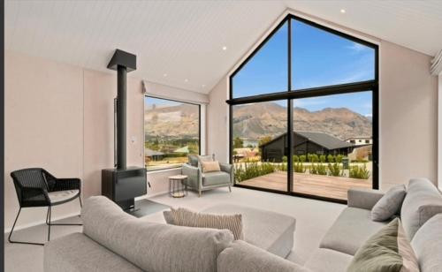 Wanaka Views with Outdoor dining area Games room for kids Sleeps 8 in Wanaka, New Zealand