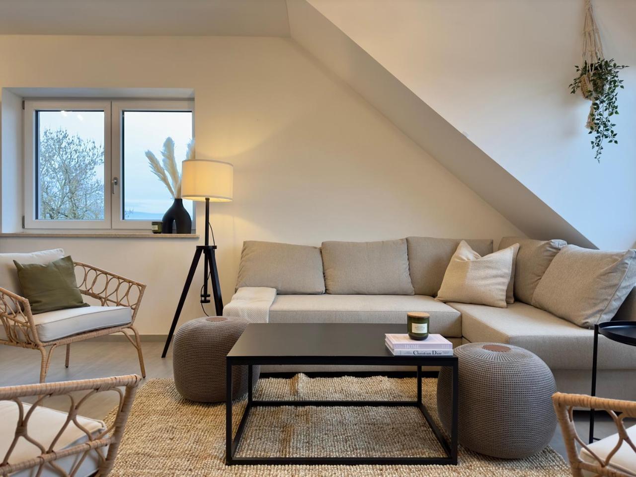 KUELhome Moderne Wohnung mit Küche & Parkplatz Ausblick auf den bayerischen Wald — 4-Star Luxury Hotel in Stephansposching, Germany