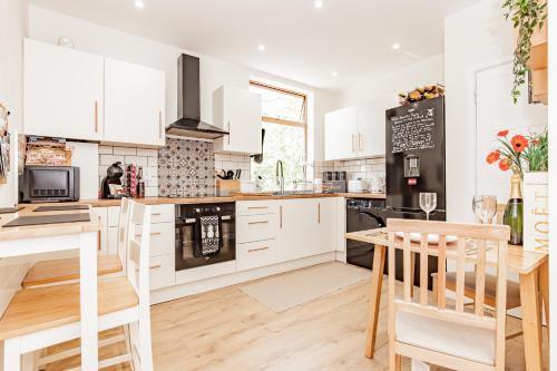 A'nB Oxford LUX 2 Bedroom plus private parking 5 STAR Central OX1 — 4-Star Luxury Hotel in Oxford, United Kingdom