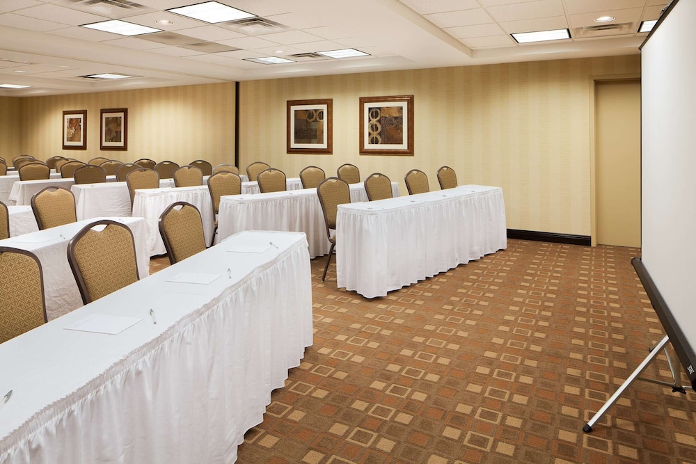 Hampton Inn & Suites Chicago St. Charles - photo 15