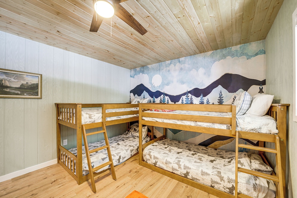 Deck & Fire Pit: Modern Munds Park Retreat — hotel in Big Park