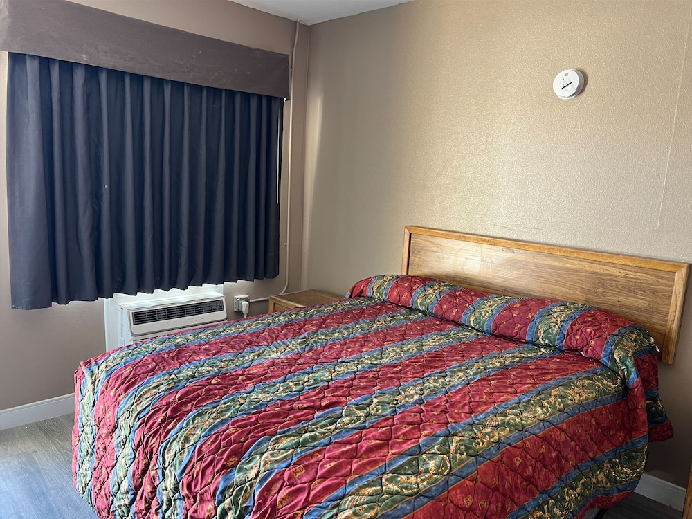Carl's Motel - photo 9