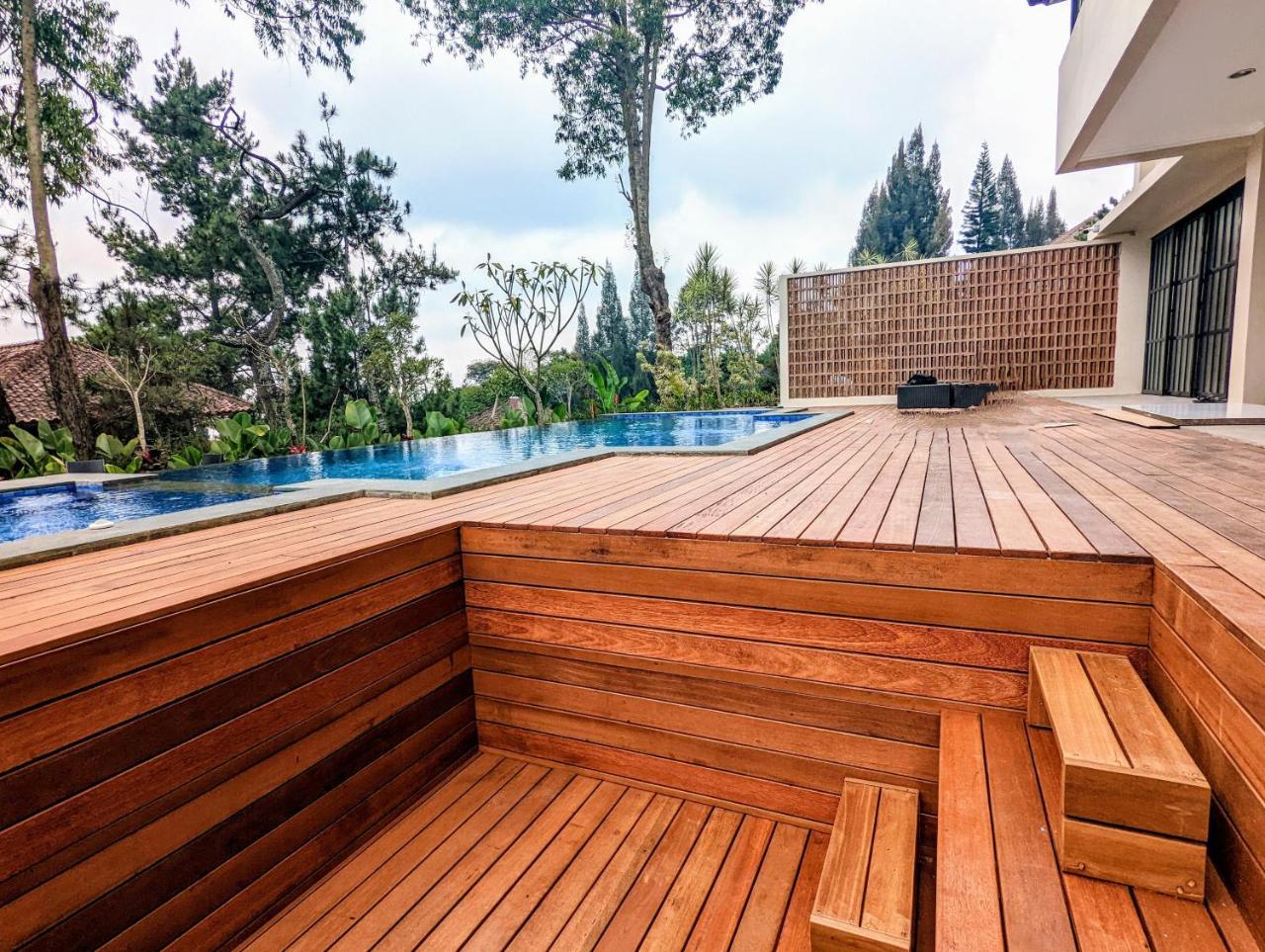 Cottonwood Exclusive Villa @Lembang Asri Jacuzzi Playground Netflix Billyard — 4-Star Luxury Hotel in Lembang, Indonesia