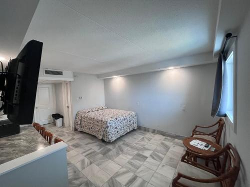 Admiral Resort Motel - photo 4