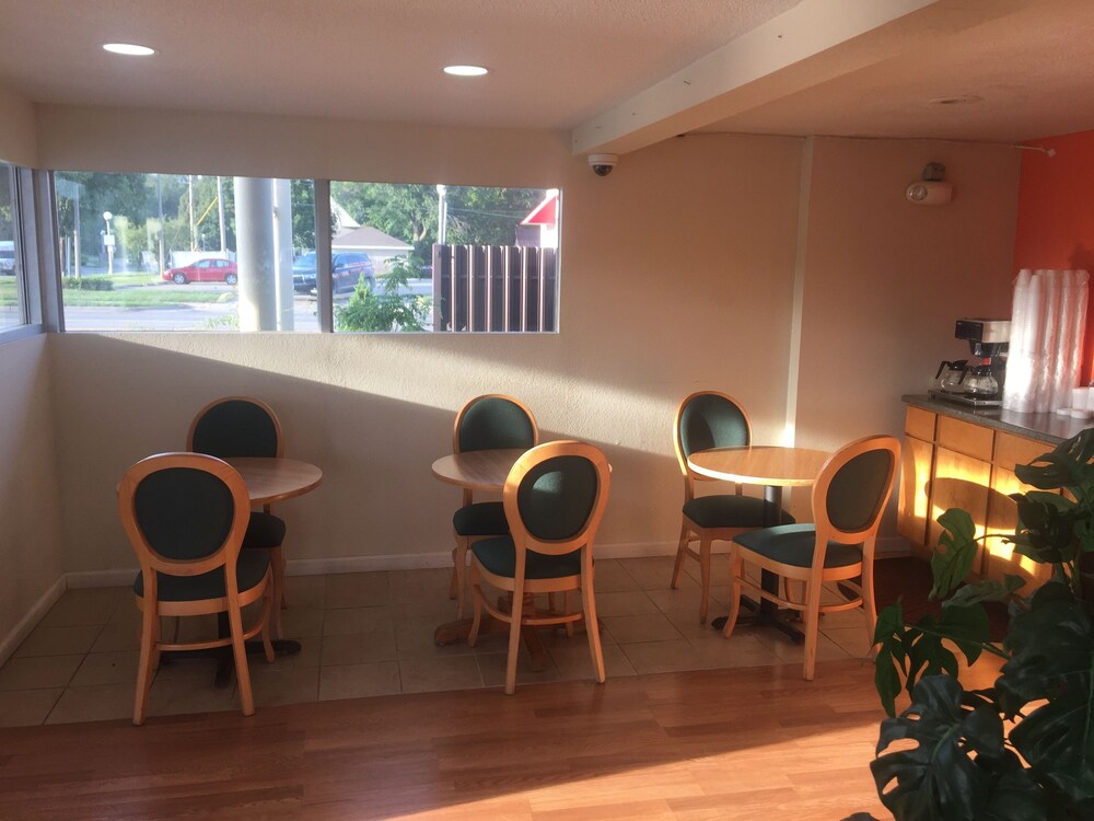 America's Best Inn Urbana Champaign - photo 13