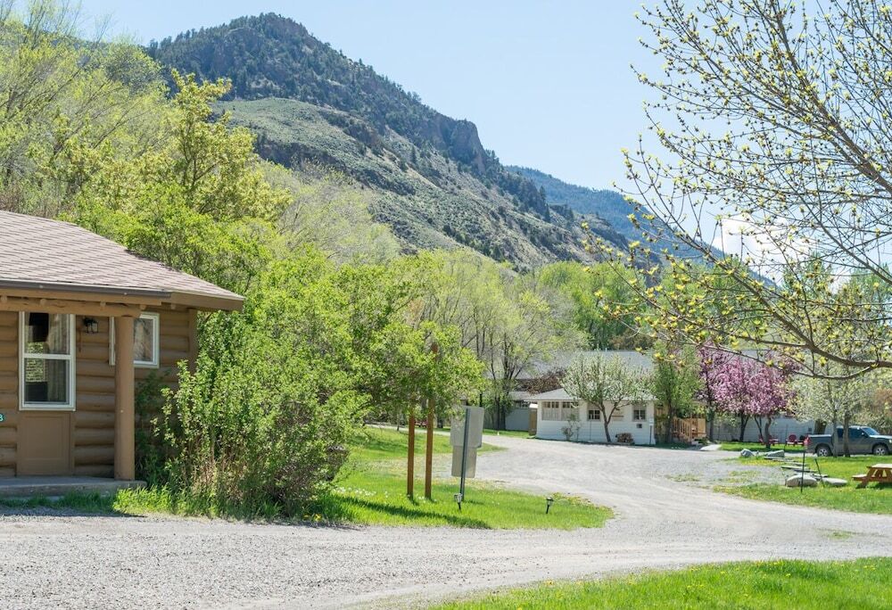 Yellowstone Hot Springs Resort - photo 11