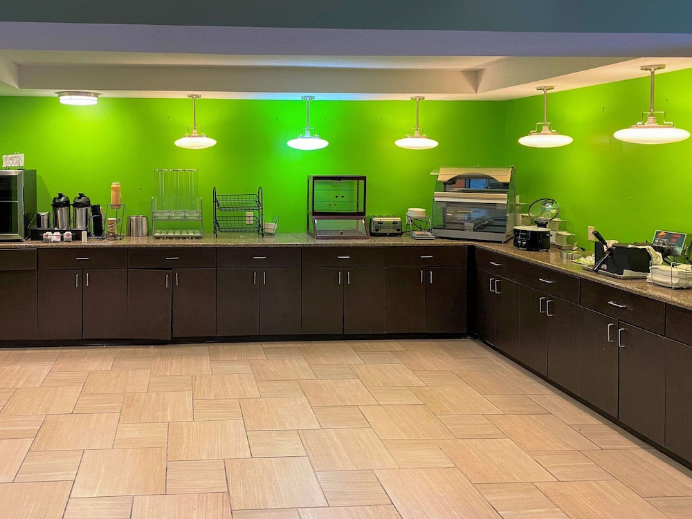 Clarion Pointe Independence Kansas City - photo 3