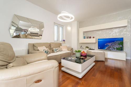 Seaview Apartment with Free Garage Parking 2 min to Beach Zaton near Dubrovnik