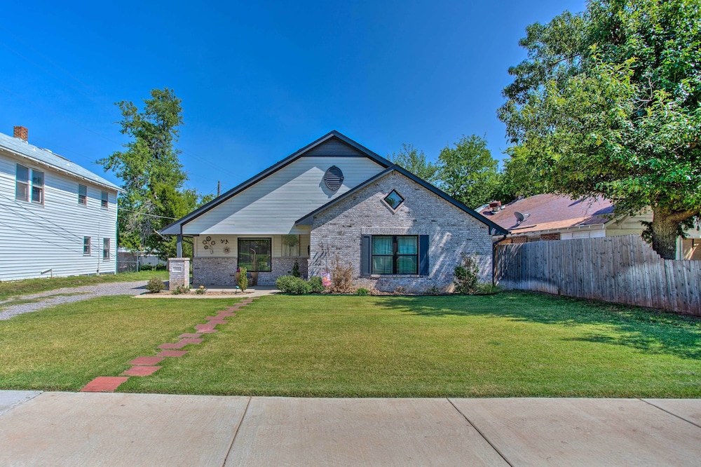 Modern OKC Retreat: Half mile to Plaza District - photo 13