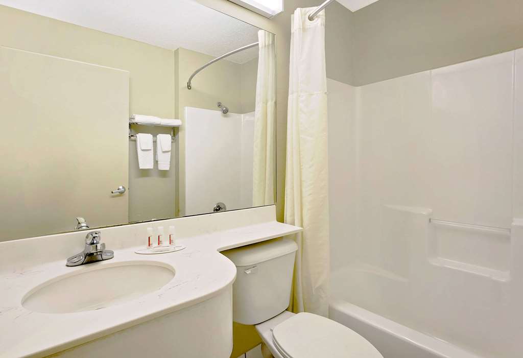 Microtel Inn & Suites by Wyndham Thomasville High Point Lexi - photo 13