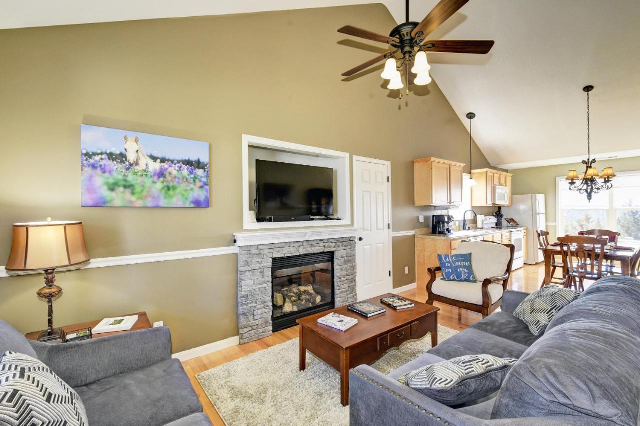 Ky Cottage with Hot Tub And Lake View on the Bourbon Trail — 4-Star Luxury Hotel in Taylorsville, United States