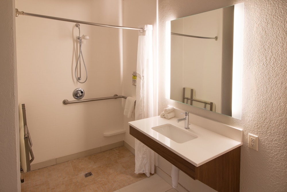 Holiday Inn Express & Suites Worthington by IHG - photo 11