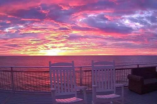 Bay Bliss Private Beachfront Home with 180 Views & Hot Tub — 4-Star Luxury Hotel in Hampton, United States