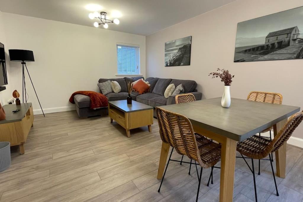 Harbourside by Caithness Luxury Apartments NC500 2 Bedroom holiday home Sleeps Work teams upto 2 & holiday makers upto 6 BUDGET FRIENDLY FOR LONG STAY TRADES CONTACT US — 4-Star Luxury Hotel in Wick, United Kingdom
