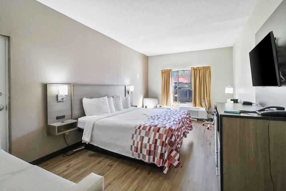 Red Roof Inn & Suites Fayetteville Fort Bragg - photo 8