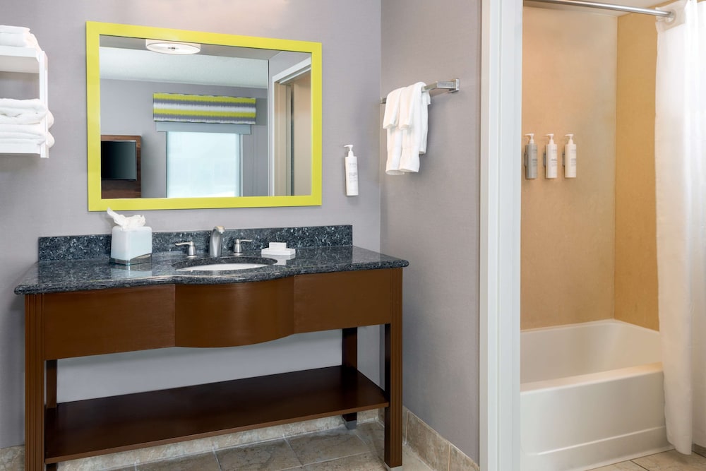 Hampton Inn & Suites Hartford Farmington - photo 21