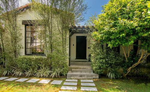 Beautiful Large 3 Bedroom 2 Bath Plus Pool and Jacuzzi — 4-Star Luxury Hotel in Los Angeles, United States