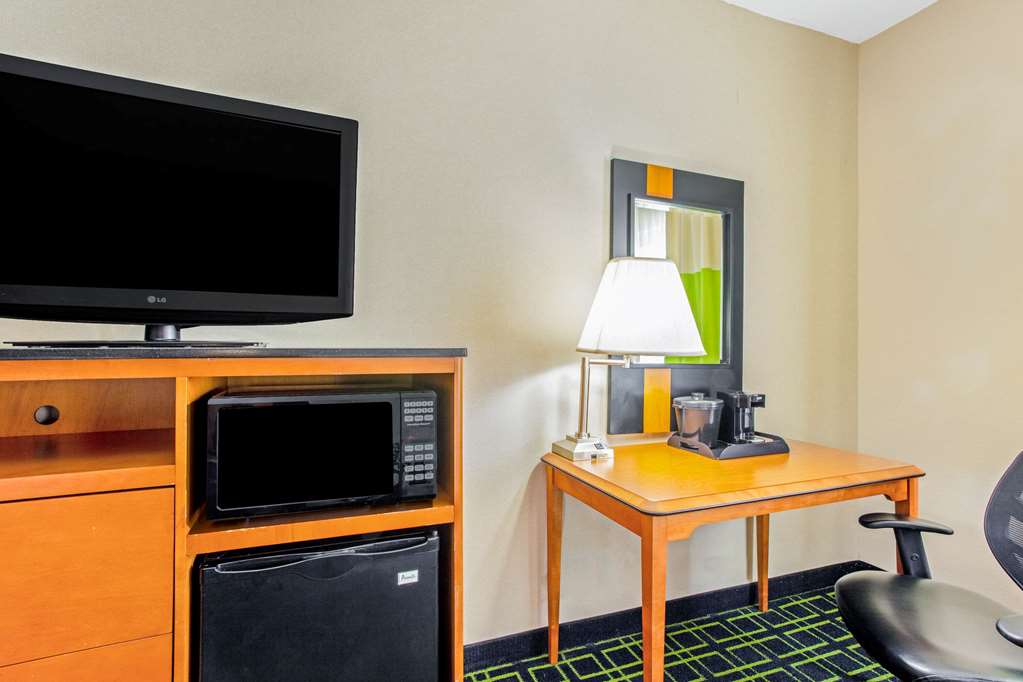 La Quinta Inn & Suites by Wyndham Manassas Battlefield - photo 24