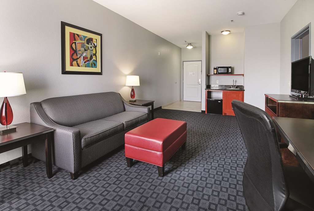 La Quinta Inn & Suites by Wyndham Dallas Hutchins - photo 26