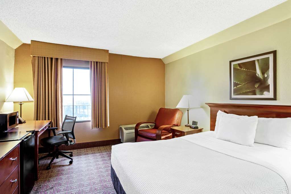 La Quinta Inn & Suites by Wyndham Stamford New York City - photo 38