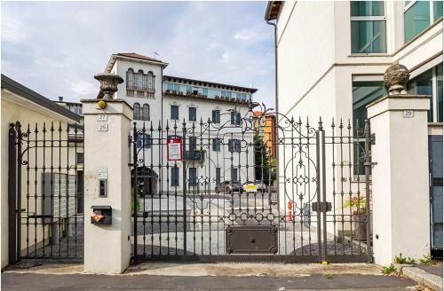 LUX Apartment 2 Milano Metro M2 — 4-Star Luxury Hotel in Milan, Italy