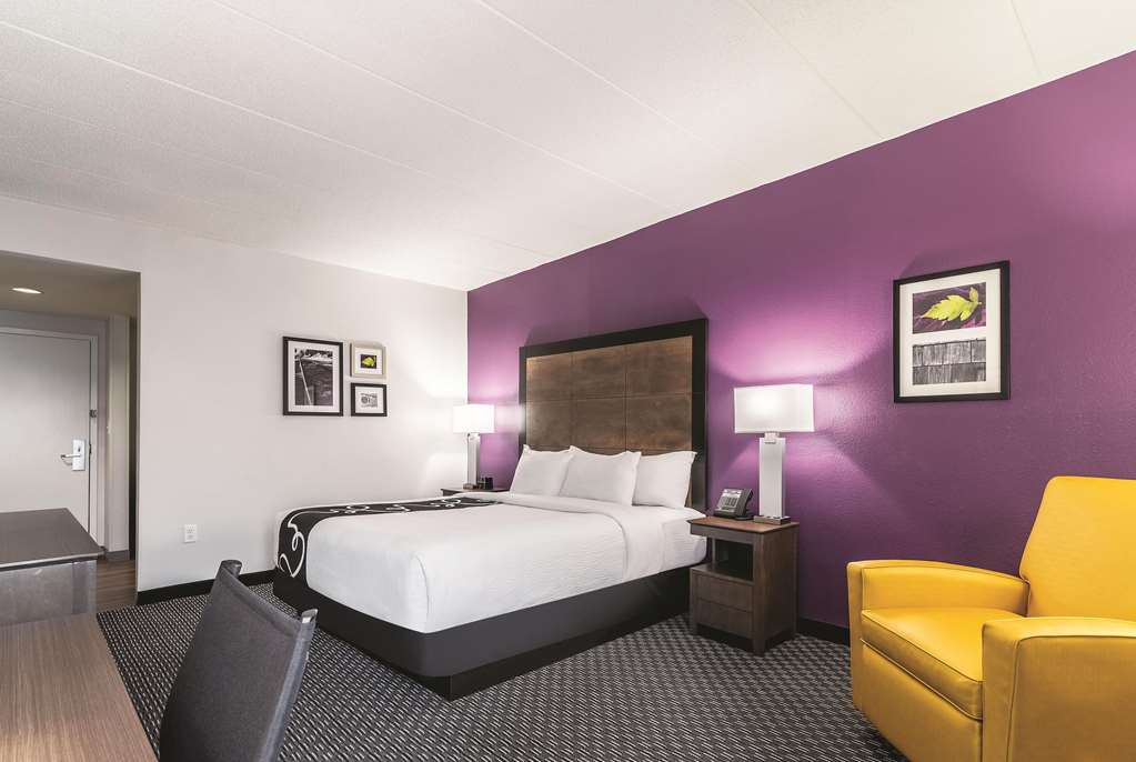 La Quinta Inn & Suites by Wyndham Atlanta Conyers - photo 26