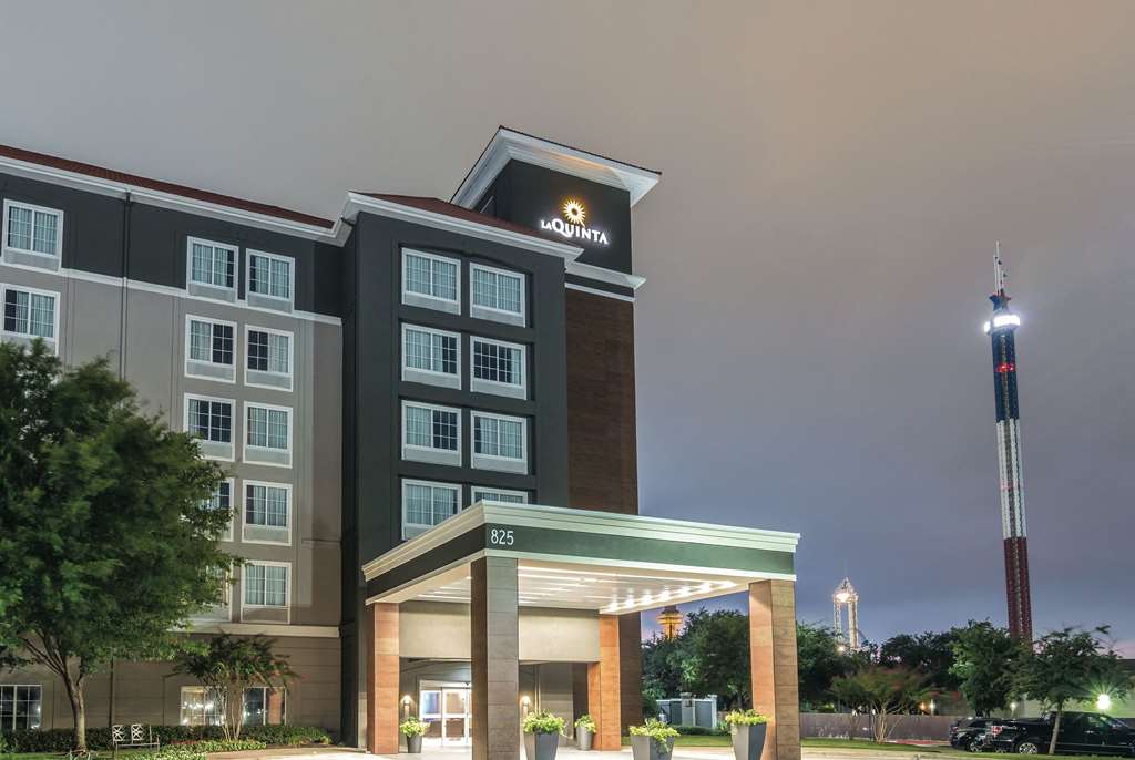 La Quinta Inn & Suites by Wyndham Arlington North 6 Flags Dr - photo 3
