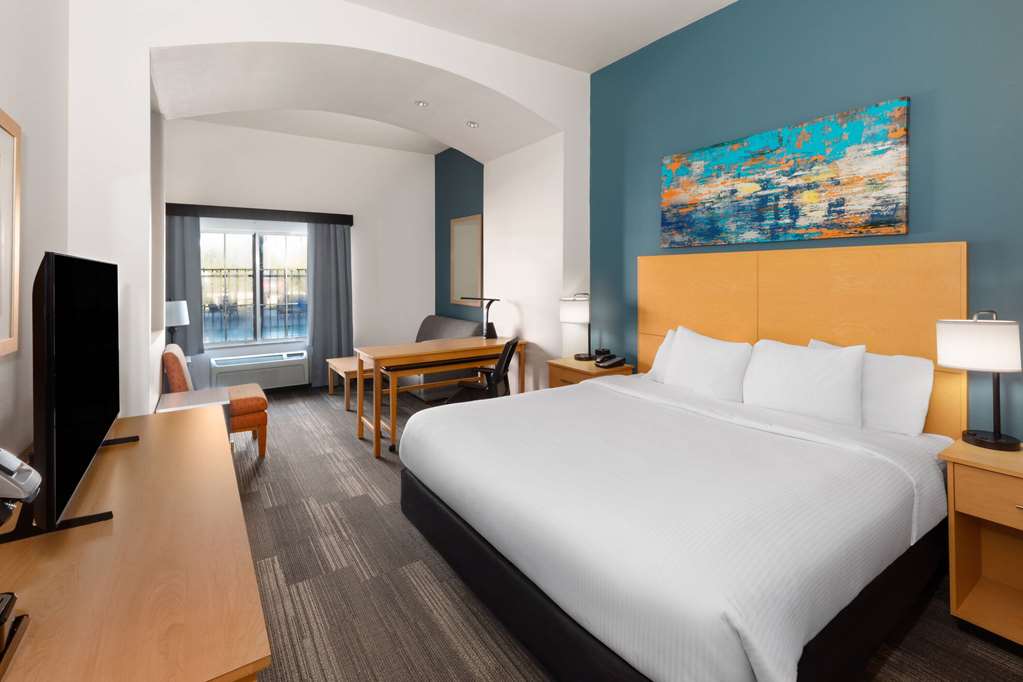La Quinta Inn & Suites by Wyndham Austin NW Lakeline Mall - photo 19