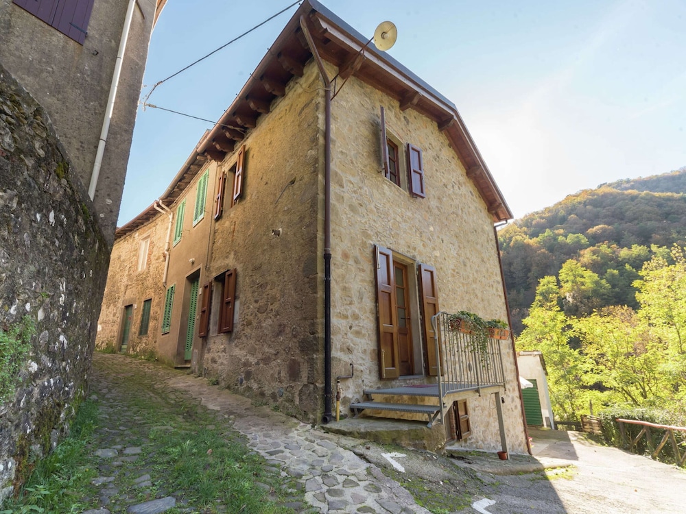 Mansion in Pescaglia Near Tuscan Coast — 4-Star Luxury Hotel in Pescaglia, Italy