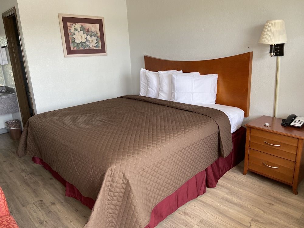 Colonial Inn Oklahoma - photo 3