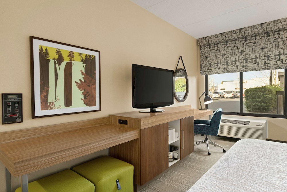 Hampton Inn Portland Airport - photo 8
