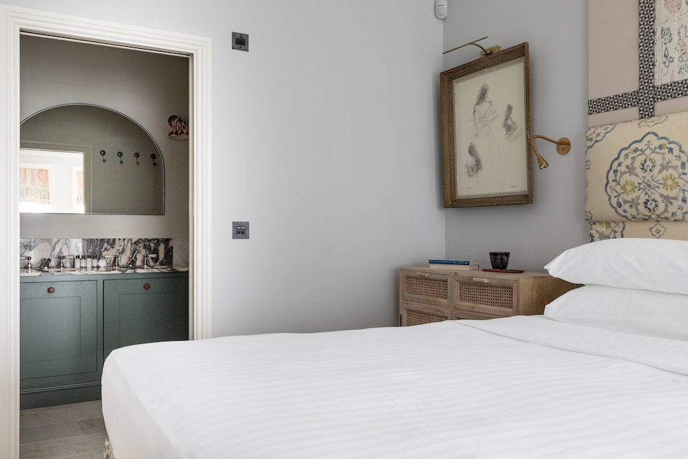 Ladbroke Gardens VII by Onefinestay — 4-Star Luxury Hotel in London, United Kingdom