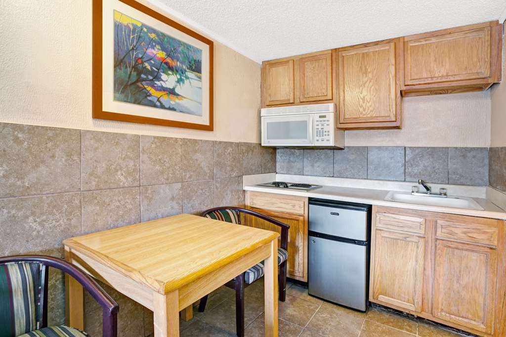 Knights Inn Madison Heights - photo 14