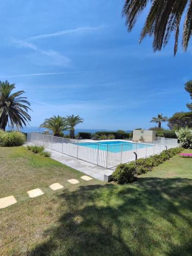 Studio Jardin Piscine Climatisatisation Acces Plage - last minute hotel in Saint-Raphael