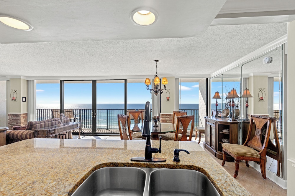 Beach Haven 2BR 2BA Sleeps 6 Coastal Paradise Awaits — 4-Star Luxury Hotel in Panama City Beach, United States